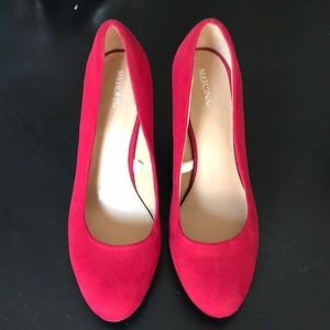 Suede red pumps
